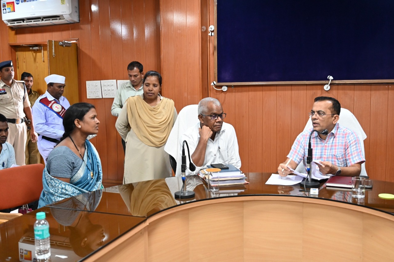 जांजगीर कलेक्टर जन्मेजय महोबे ने जनदर्शन में सुनी आमजनों की मांग एवं समस्याएं जांजगीर कलेक्टर जन्मेजय महोबे ने जनदर्शन में सुनी आमजनों की मांग एवं समस्याएं