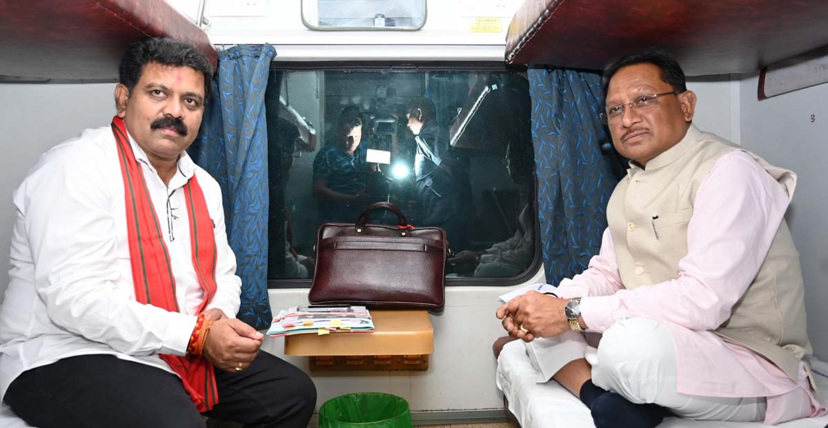 मुख्यमंत्री साय एवं उपमुख्यमंत्री विजय शर्मा ट्रेन से यात्रा करते मुख्यमंत्री साय एवं उपमुख्यमंत्री विजय शर्मा ट्रेन से यात्रा करते