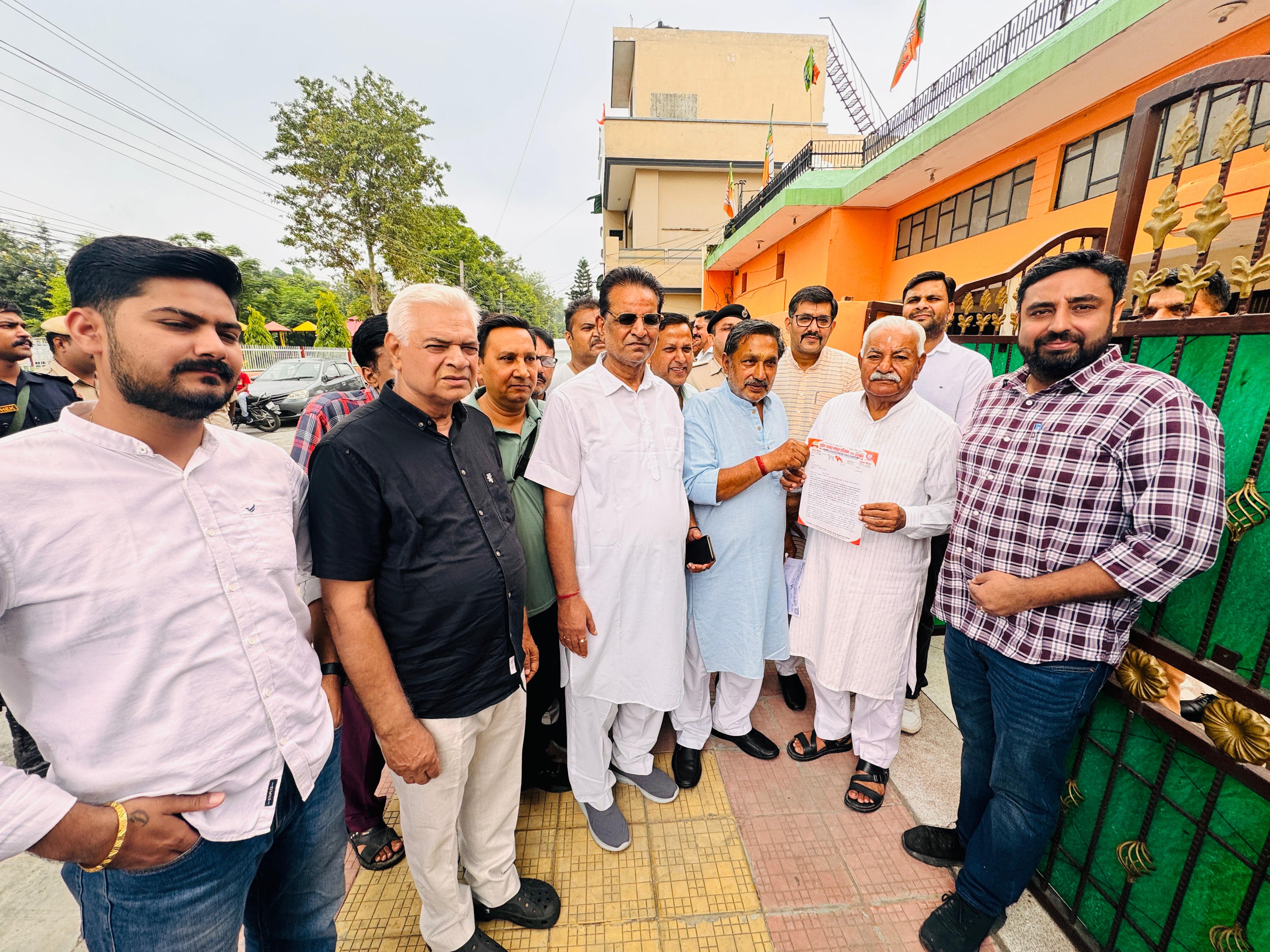 विधायक को ज्ञापन सौंपते हुए व्यापारी विधायक को ज्ञापन सौंपते हुए व्यापारी