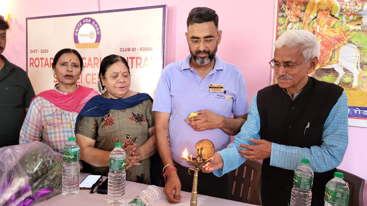 उद्घाटन करते अतिथि उद्घाटन करते अतिथि