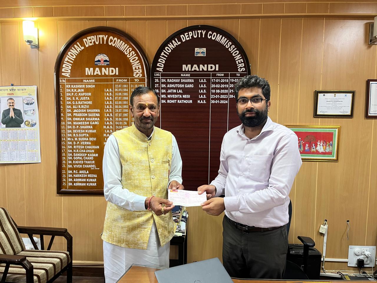 एडीसी मंडी गुरसिमर सिंह को पचास हजार रूपए का चैक भेंट करते हुए जवाहर ठाकुर। एडीसी मंडी गुरसिमर सिंह को पचास हजार रूपए का चैक भेंट करते हुए जवाहर ठाकुर।