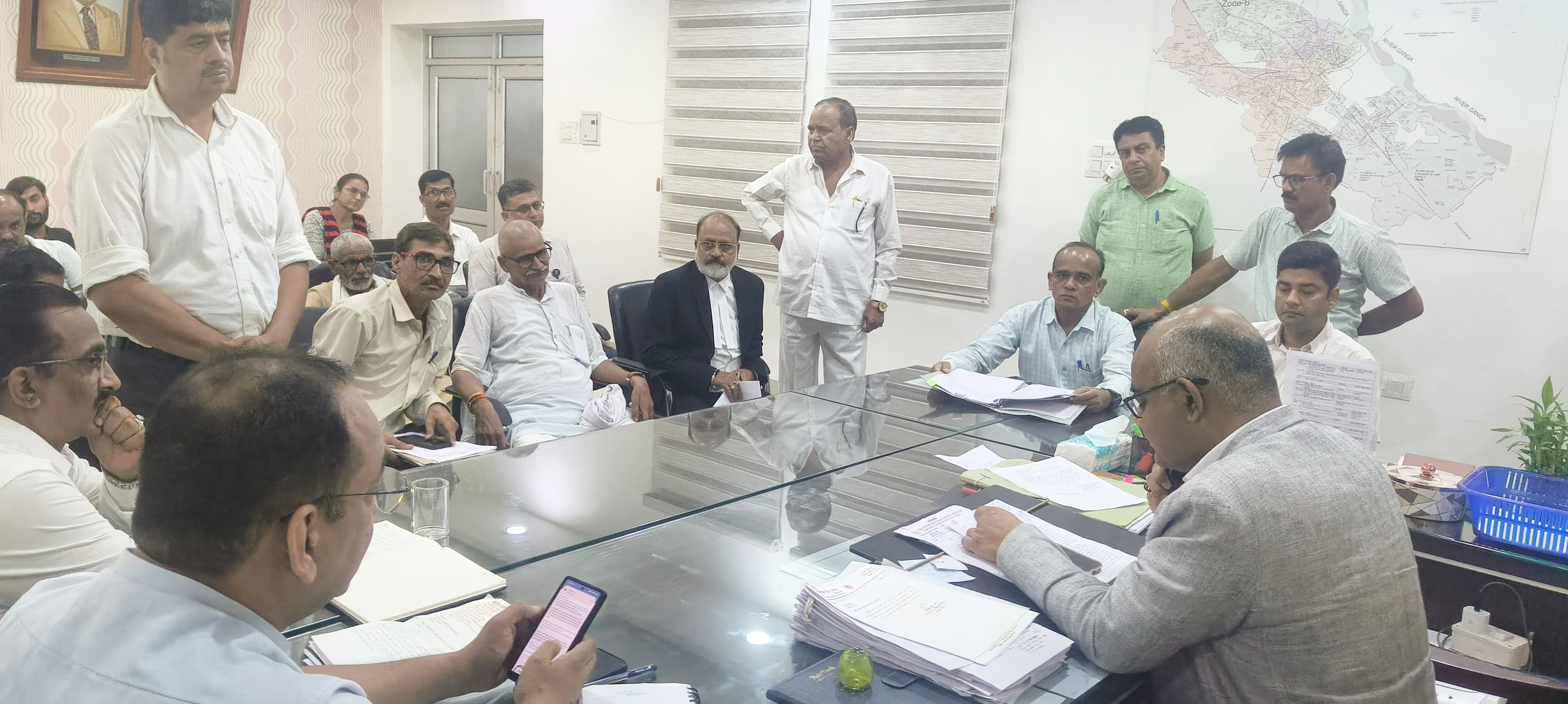 जनता दर्शन के दौरान् जिलाधिकारी जितेंद्र प्रताप सिंह व अन्य जनता दर्शन के दौरान् जिलाधिकारी जितेंद्र प्रताप सिंह व अन्य