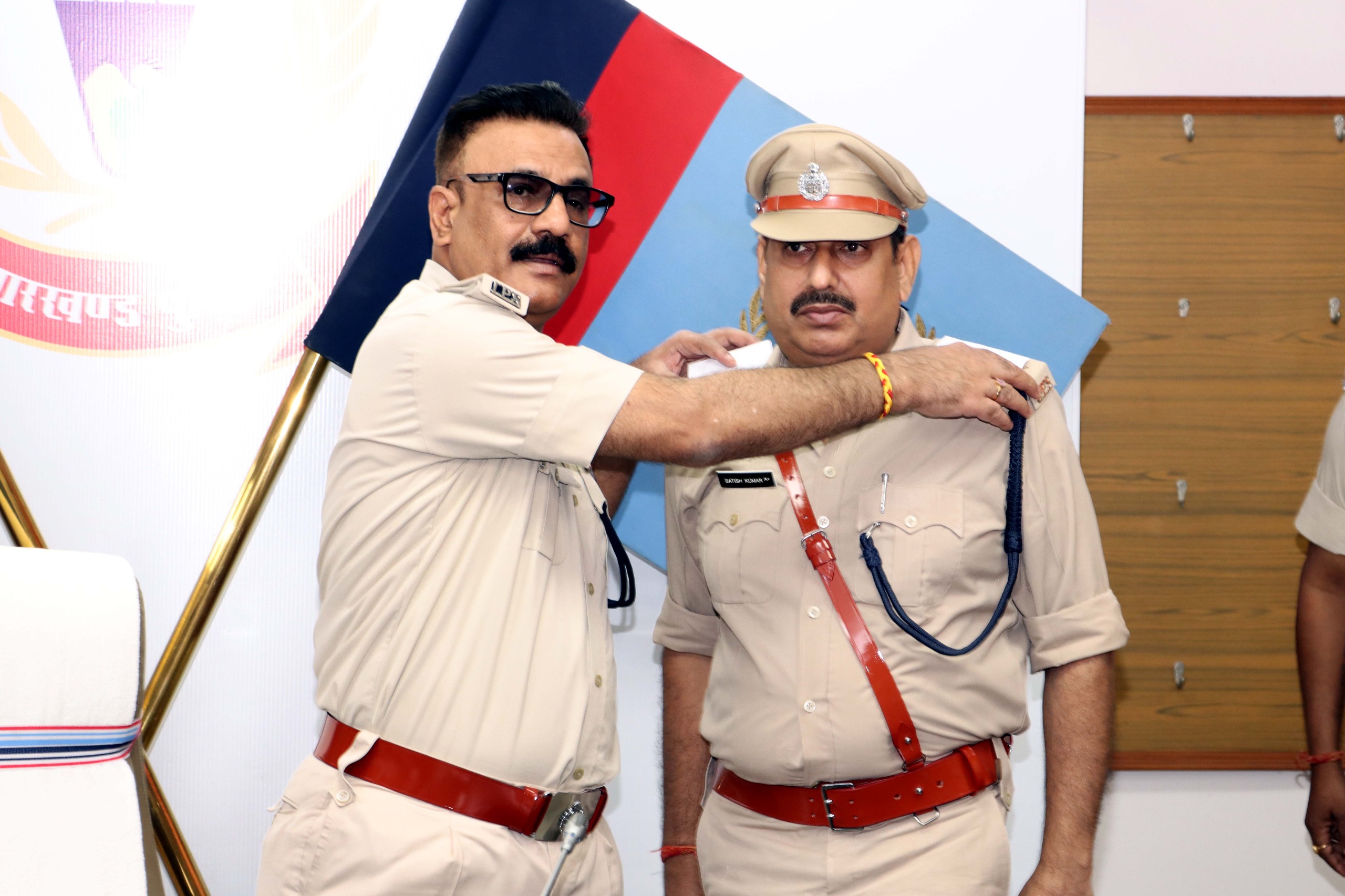 डीजीपी बैच लगाते डीजीपी बैच लगाते
