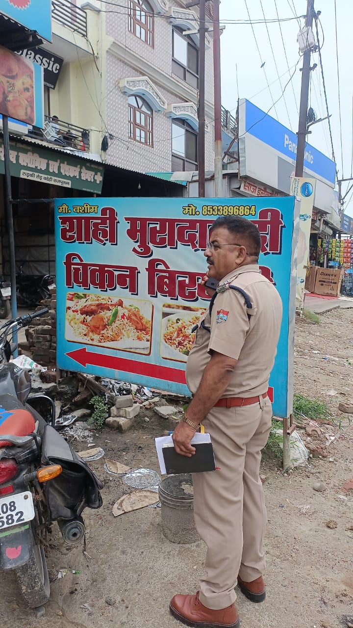 अभियान में लगे पुलिसकर्मी अभियान में लगे पुलिसकर्मी