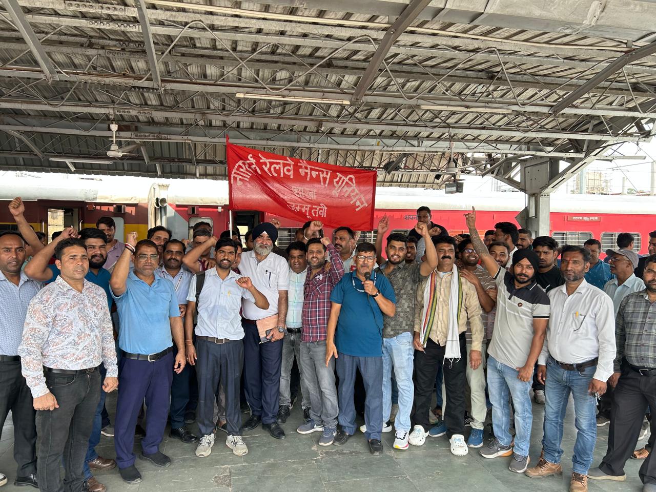 रेलवे रनिंग स्टाफ का एनआरएमयू के बैनर तले विरोध प्रदर्शन, प्रशासन को बताया तानाशाह रेलवे रनिंग स्टाफ का एनआरएमयू के बैनर तले विरोध प्रदर्शन, प्रशासन को बताया तानाशाह
