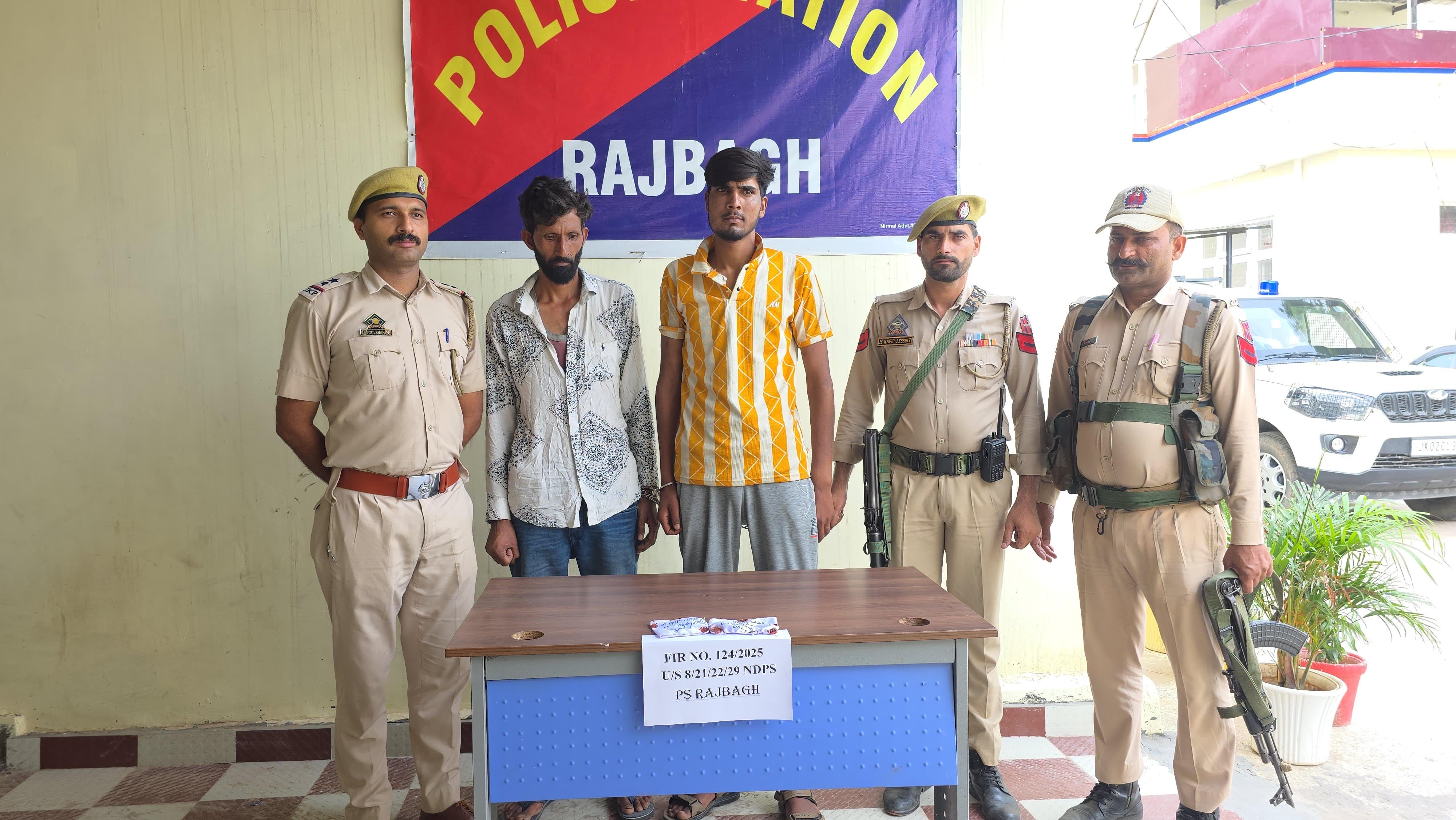 Two drug smugglers arrested with chitta, case registered Two drug smugglers arrested with chitta, case registered