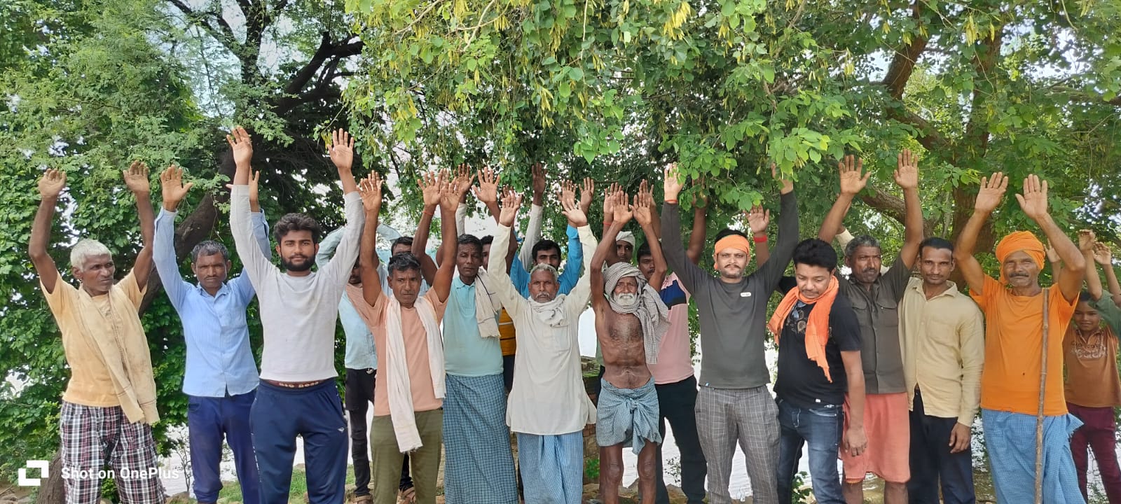 दिघिया बंधी से संचालित नहर को खोलने के लिये प्रदर्शन करते किसान दिघिया बंधी से संचालित नहर को खोलने के लिये प्रदर्शन करते किसान
