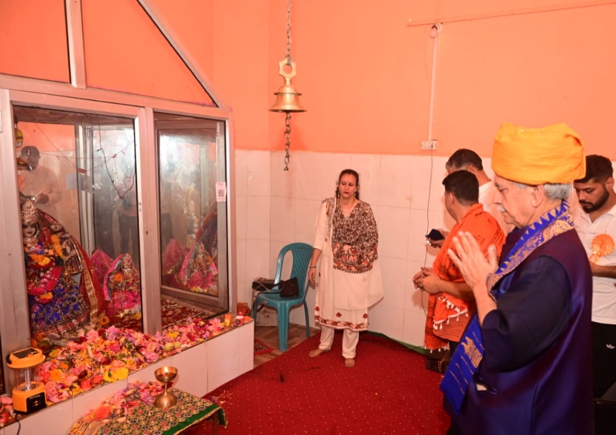 उपराज्यपाल ने हरबाह उत्सव में भाग लिया, अनंतनाग के लोक भवन में माता सिद्ध लक्ष्मी मंदिर में की पूजा-अर्चना उपराज्यपाल ने हरबाह उत्सव में भाग लिया, अनंतनाग के लोक भवन में माता सिद्ध लक्ष्मी मंदिर में की पूजा-अर्चना