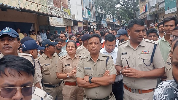 रतलाम: हिन्दू राष्ट्र का बेनर जलाने से सैलाना में हुआ तनाव, भारी पुलिसबल तैनात रतलाम: हिन्दू राष्ट्र का बेनर जलाने से सैलाना में हुआ तनाव, भारी पुलिसबल तैनात