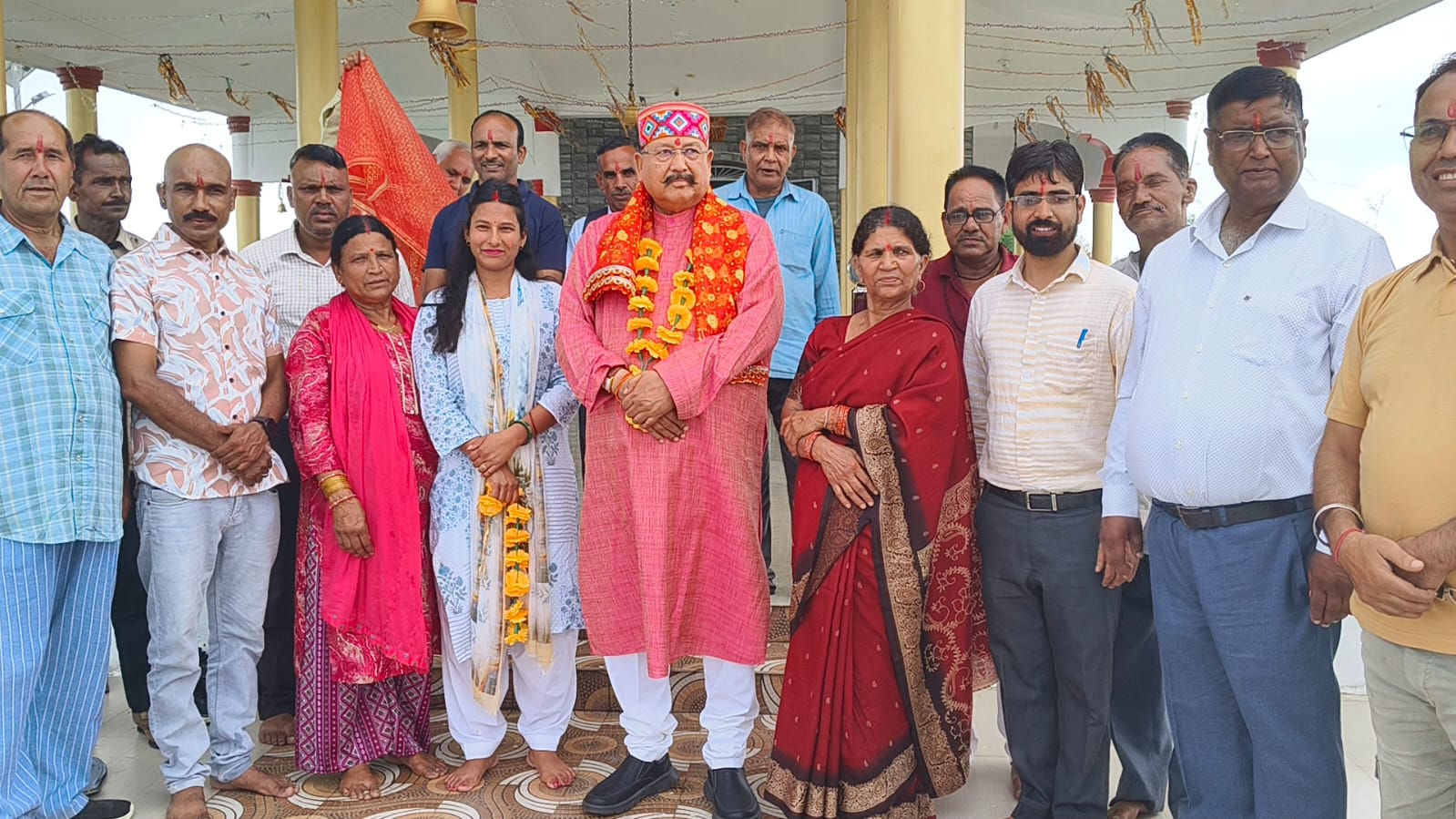 मां झाली माली मंदिर में लोगों के साथ कैबिनेट मंत्री सतपाल महाराज मां झाली माली मंदिर में लोगों के साथ कैबिनेट मंत्री सतपाल महाराज