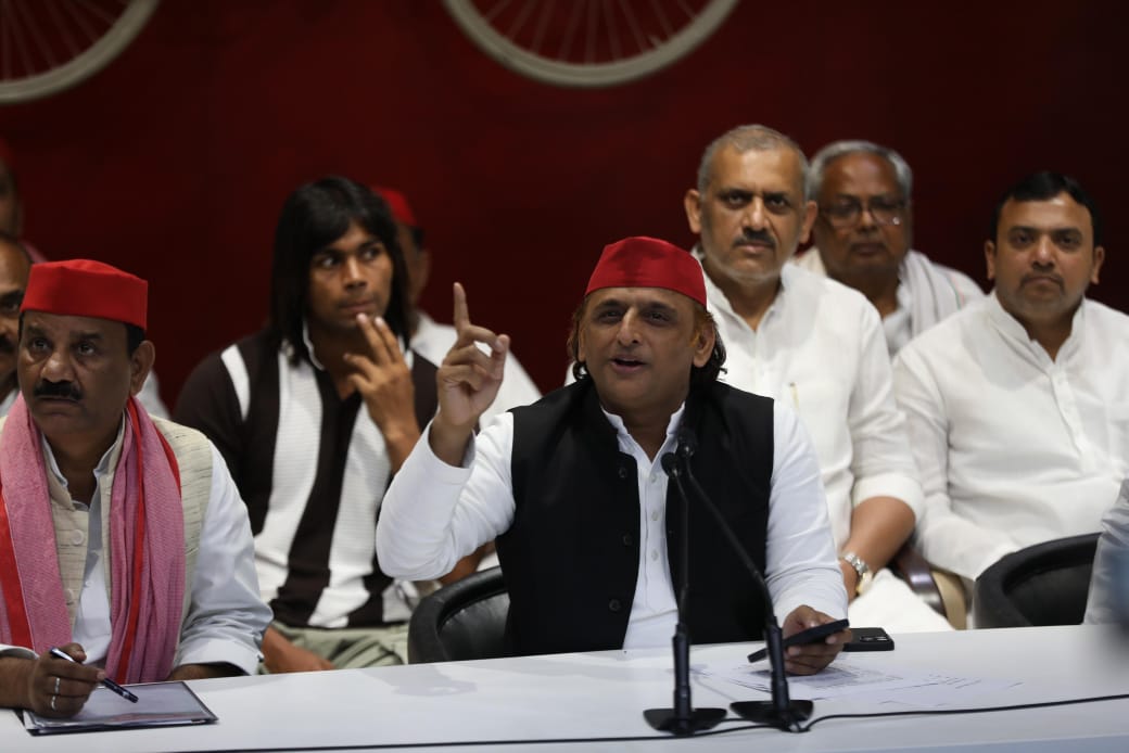 सपा अध्यक्ष अखिलेश यादव की प्रेस वार्ता करते हुए। सपा अध्यक्ष अखिलेश यादव की प्रेस वार्ता करते हुए।