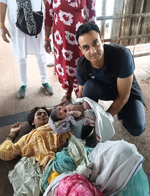 झांसी रेलवे स्टेशन पर प्रसव कराने वाले मेजर महिला और नवजात के साथ