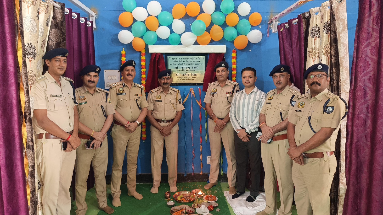 फिजियोथेरेपी केंद्र के शुभारंभ मौके पर मौजूद पुलिस अधिकारी। फिजियोथेरेपी केंद्र के शुभारंभ मौके पर मौजूद पुलिस अधिकारी।