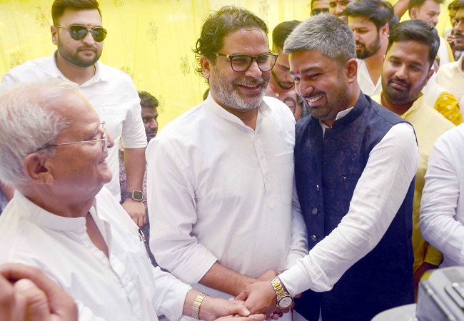 मनीष कशयप काे जनसुराज की सदसयता दिलाते पशांत किशाेर मनीष कशयप काे जनसुराज की सदसयता दिलाते पशांत किशाेर