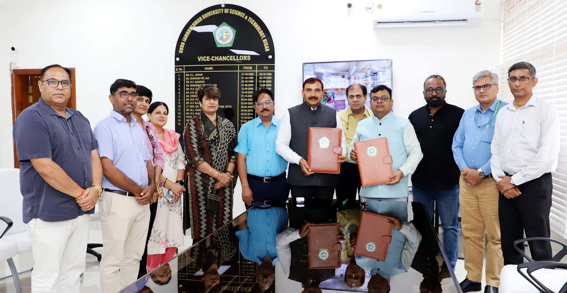 एमओयू का आदान-प्रदान करते कुलपति प्रो. नरसी राम बिश्नोई एवं वाधवानी फाउंडेशन के प्रतिनिधि अमित सिंह