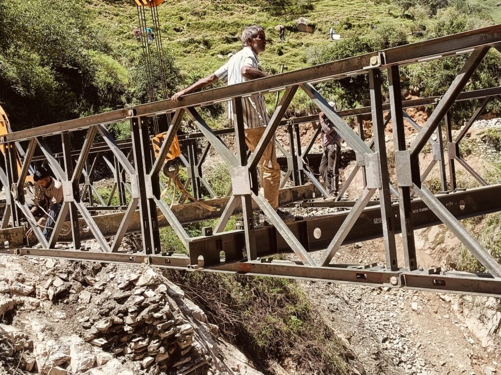 यमुनोत्री हाईवे पर वैली ब्रिज तैयार करते हुए यमुनोत्री हाईवे पर वैली ब्रिज तैयार करते हुए