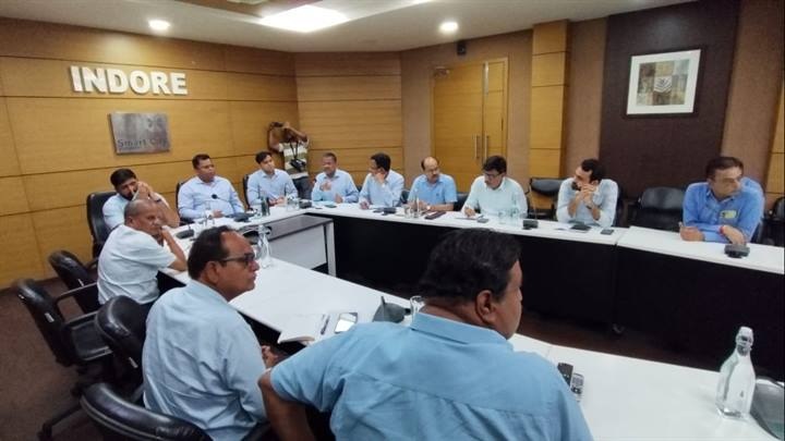 नगर निगम आयुक्त द्वारा जल निकासी को लेकर ली गई समीक्षा बैठक नगर निगम आयुक्त द्वारा जल निकासी को लेकर ली गई समीक्षा बैठक