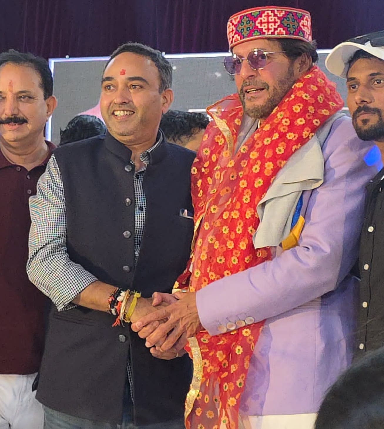 अभिनेता चंकी पांडे के साथ विश्वचक्षु। अभिनेता चंकी पांडे के साथ विश्वचक्षु।