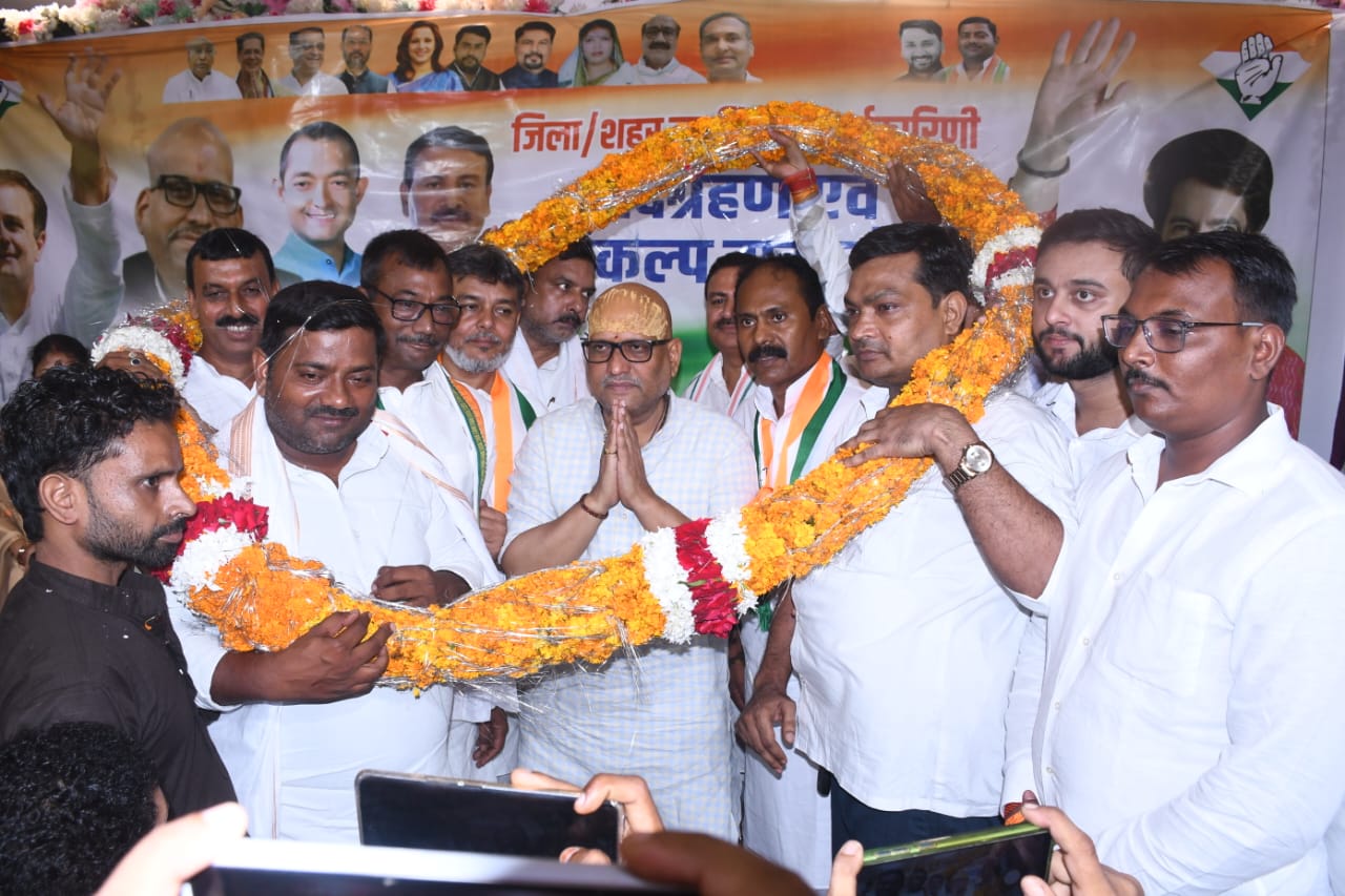 प्रदेश अध्यक्ष अजय राय को माल्यार्पण करते हुए कांग्रेसी नेता प्रदेश अध्यक्ष अजय राय को माल्यार्पण करते हुए कांग्रेसी नेता