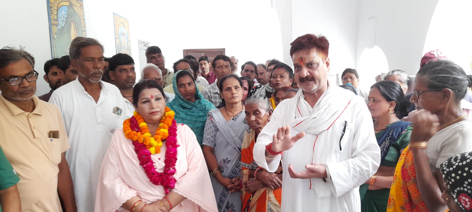 मेयर को ज्ञापन देते स्ट्रीट वेंडर मेयर को ज्ञापन देते स्ट्रीट वेंडर