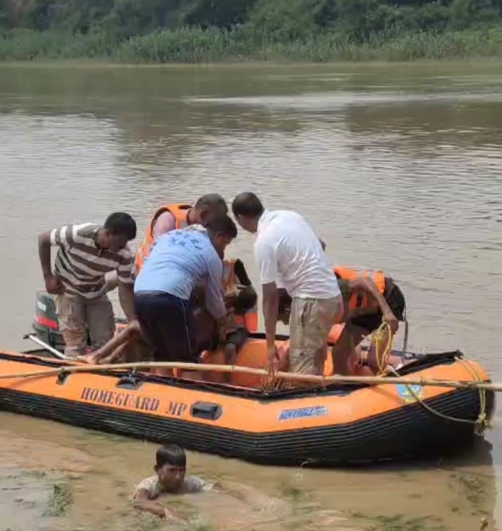 शव काे खाेजकर लाते एसडीईआरएफ के जवान शव काे खाेजकर लाते एसडीईआरएफ के जवान