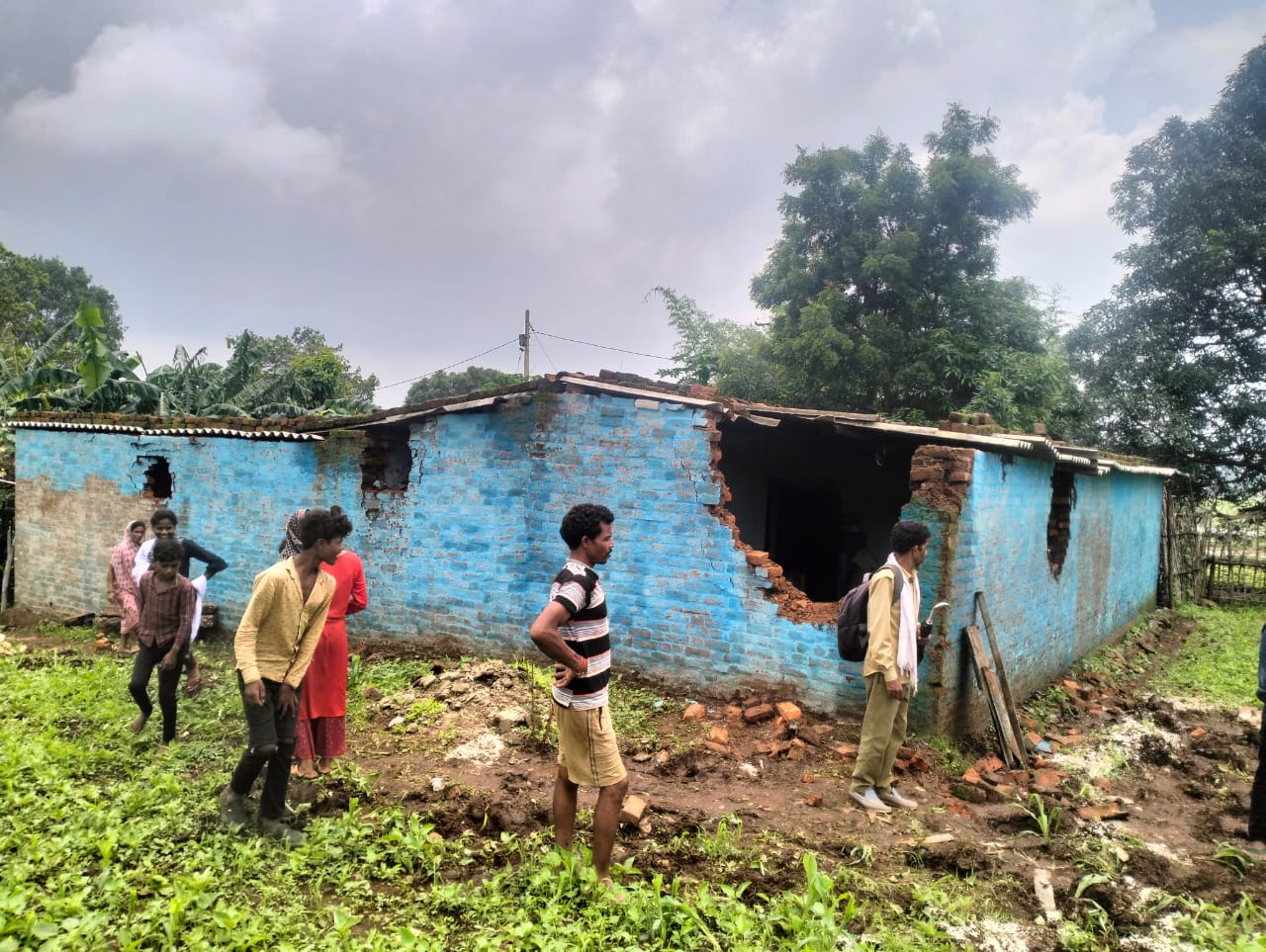 हाथियाें ने ग्रमीणाें के घराे में की ताेडफाेड हाथियाें ने ग्रमीणाें के घराे में की ताेडफाेड