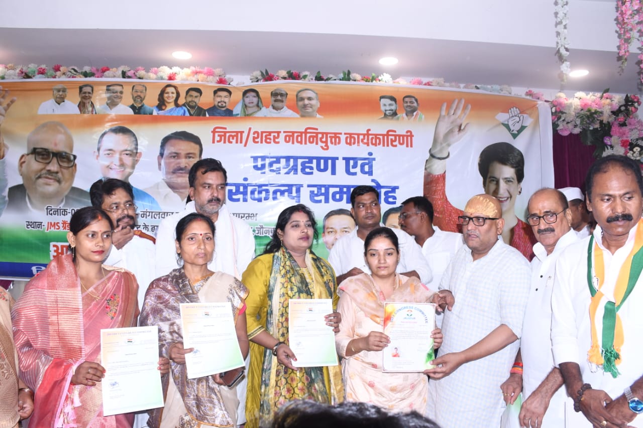 कांग्रेस के नव नियुक्त लोगो प्रमाण पत्र देते प्रदेश अध्यक्ष अजय राय कांग्रेस के नव नियुक्त लोगो प्रमाण पत्र देते प्रदेश अध्यक्ष अजय राय