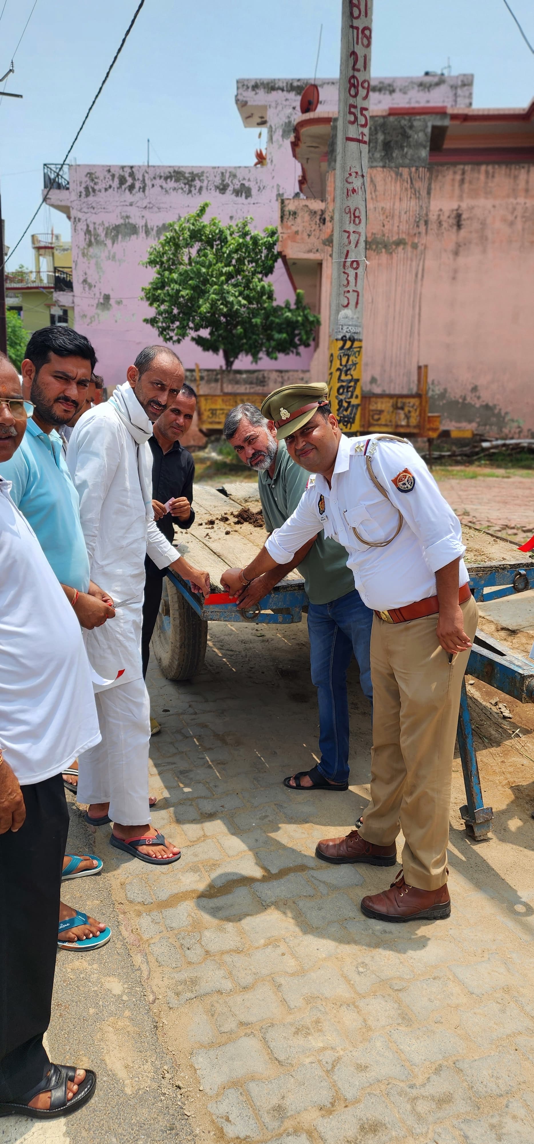 रिफ्लेक्टर लगाते हुए रिफ्लेक्टर लगाते हुए