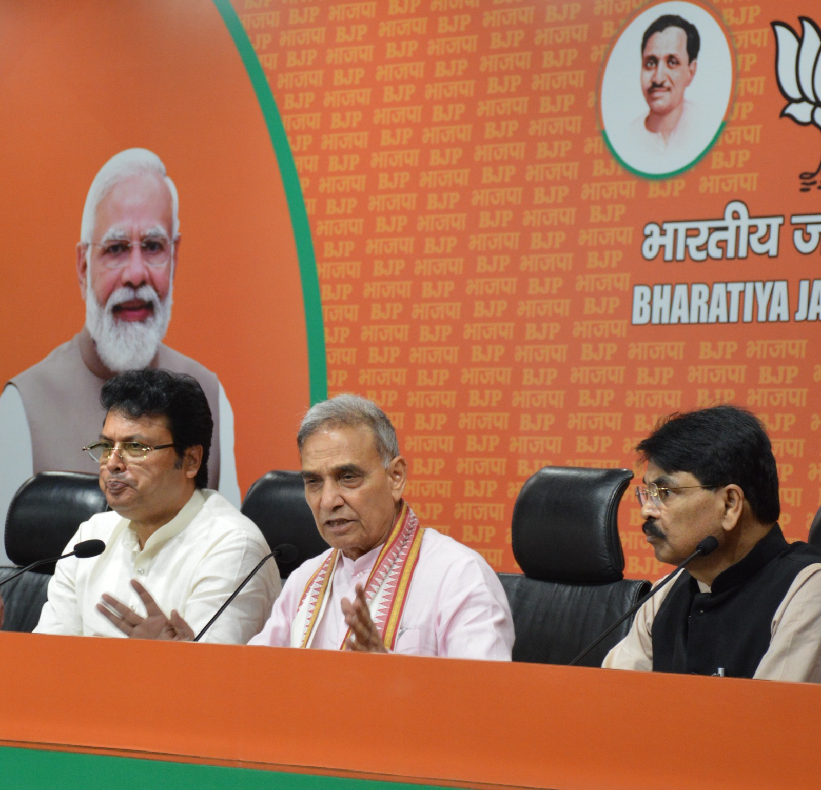 प्रेसवार्ता को संबोधित करते हुए तथ्यान्वेषी समित के सदस्यों में सतपाल सिंह, बिप्लब देव और मनन मिश्रा प्रेसवार्ता को संबोधित करते हुए तथ्यान्वेषी समित के सदस्यों में सतपाल सिंह, बिप्लब देव और मनन मिश्रा