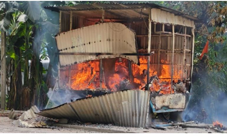 प्रदर्शनकारियों ने आरोपी की दुकान में लगाई आग प्रदर्शनकारियों ने आरोपी की दुकान में लगाई आग