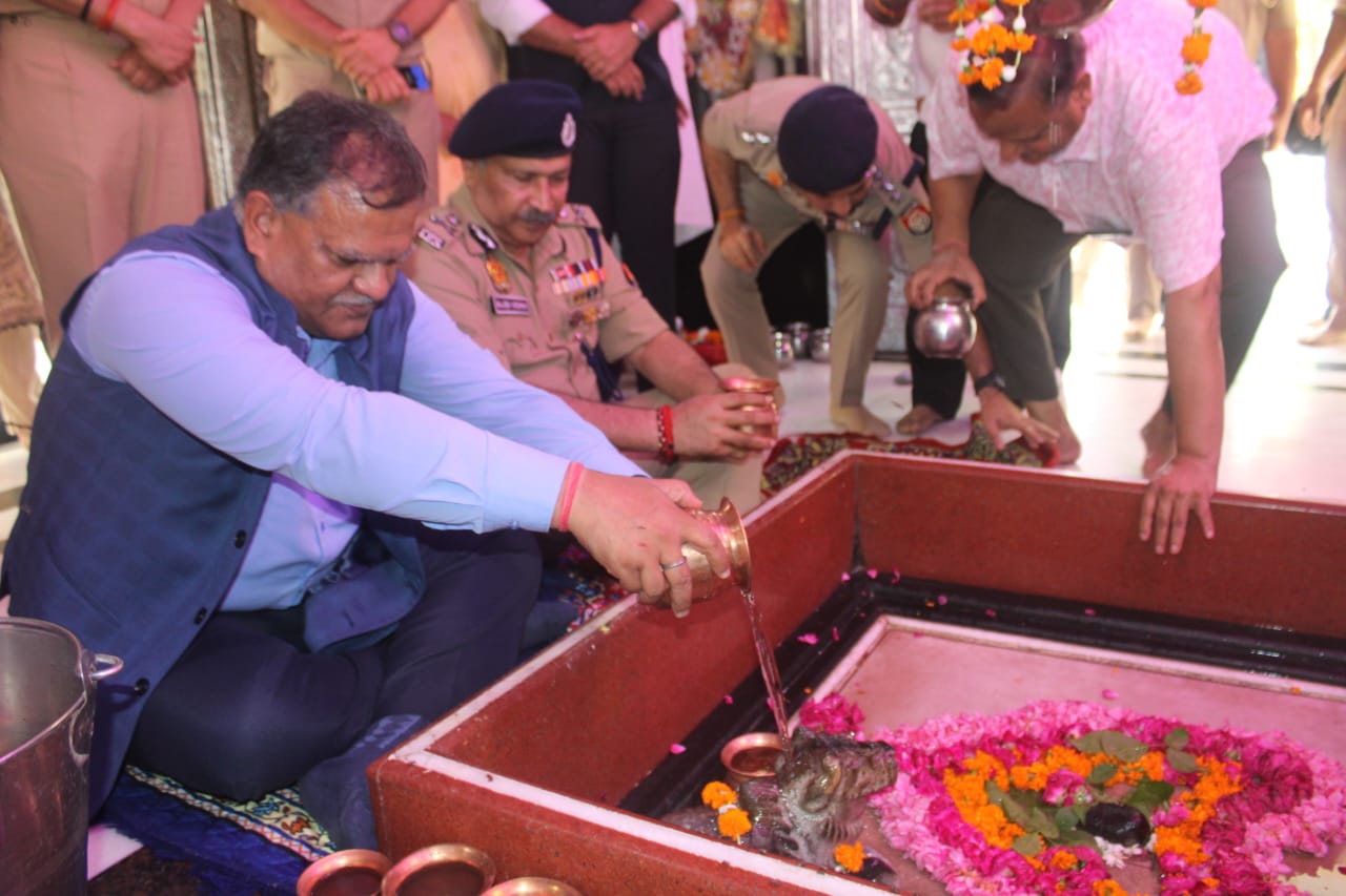 शिव मंदिर में जलाभिषेक करते मुख्य सचिव और डीजीपी शिव मंदिर में जलाभिषेक करते मुख्य सचिव और डीजीपी