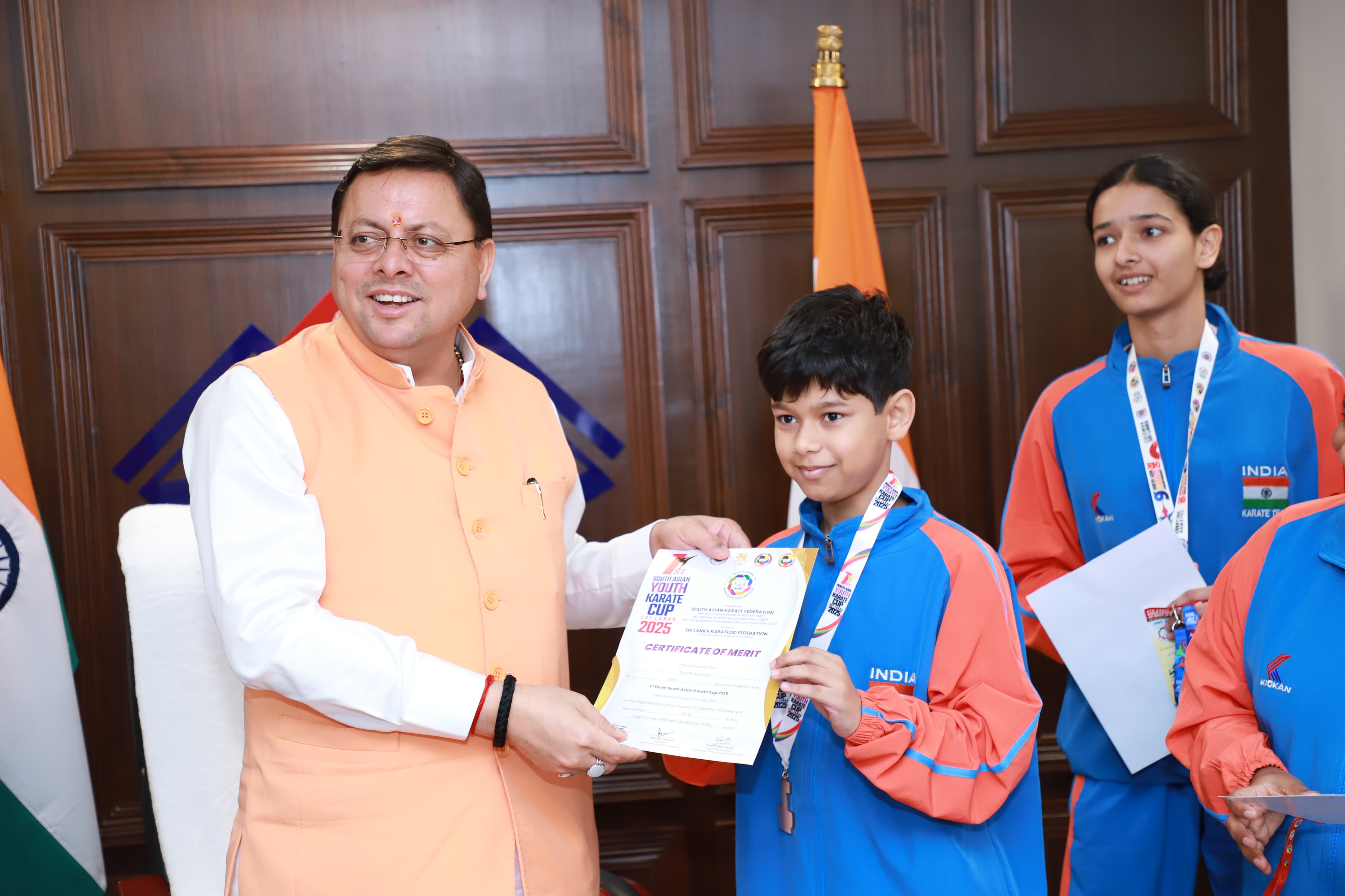 मुख्यमंत्री कराटे चैंपियंस खिलाड़ियों को सम्मानित करते। मुख्यमंत्री कराटे चैंपियंस खिलाड़ियों को सम्मानित करते।