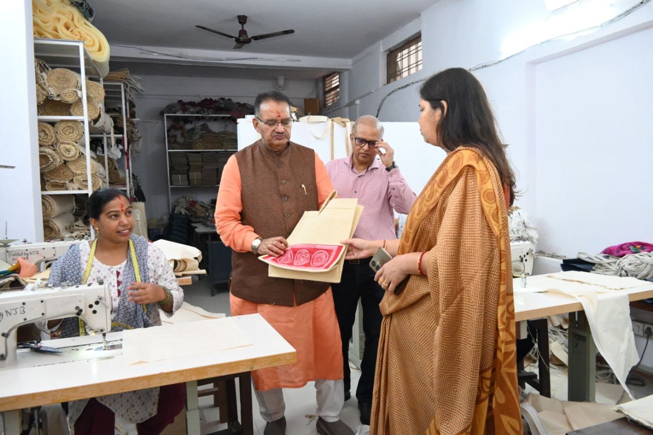 संस्था के कार्यालय का निरीक्षण करते गणेश जोशी। संस्था के कार्यालय का निरीक्षण करते गणेश जोशी।