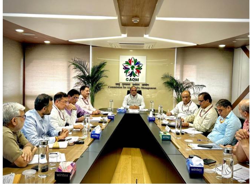 सीएक्यएम के अधिकारी बैठक करते हुए सीएक्यएम के अधिकारी बैठक करते हुए