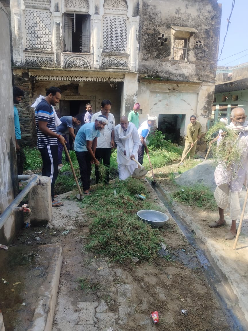 सघन स्वच्छता अभियान के तहत सफाई करते ग्रामीण। सघन स्वच्छता अभियान के तहत सफाई करते ग्रामीण।