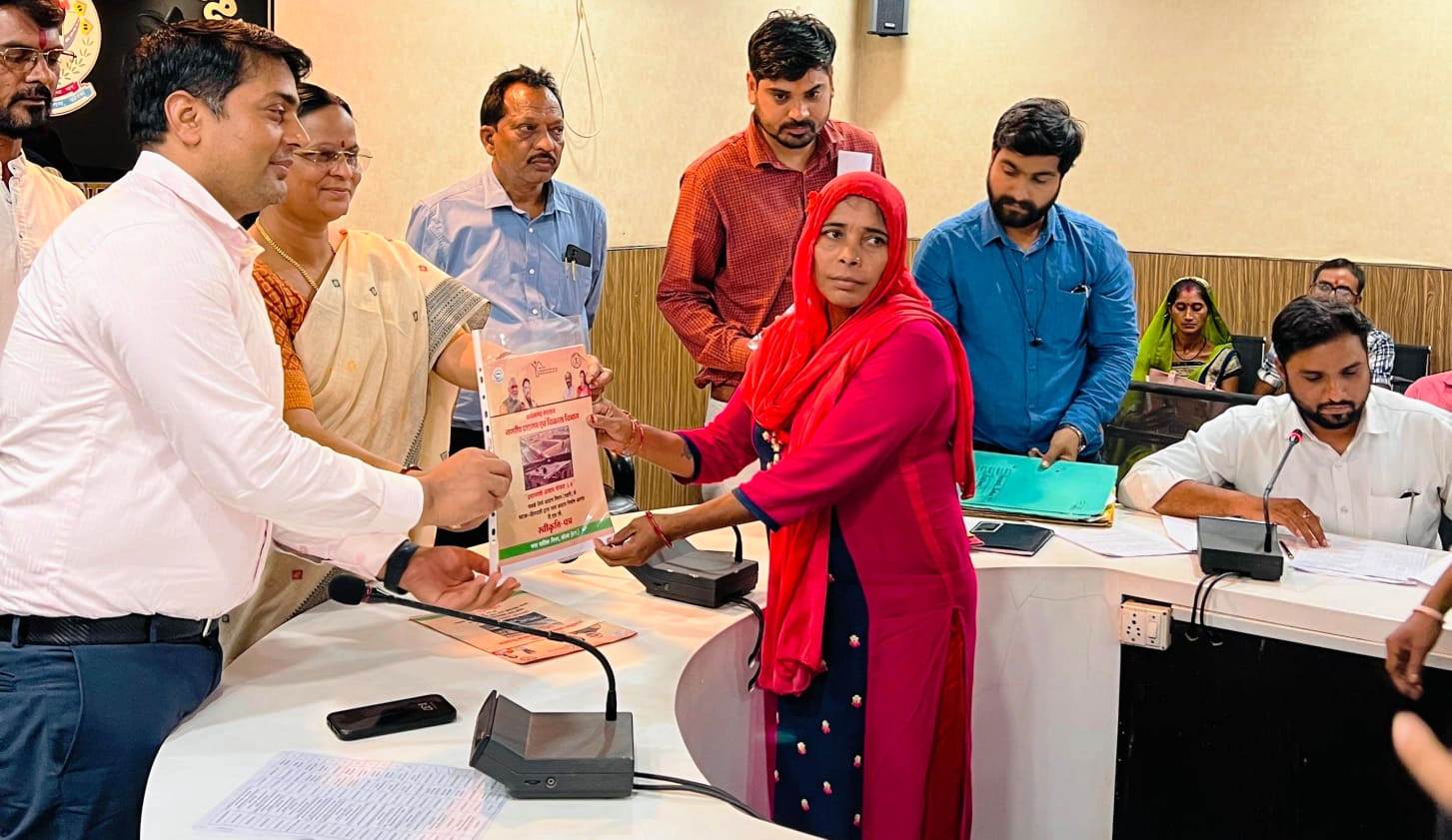 कोरबा : प्रधानमंत्री आवास योजना : महापौर ने 33 हितग्राहियों को प्रदान किया आवासगृह स्वीकृति व भवन अनुज्ञा पत्र कोरबा : प्रधानमंत्री आवास योजना : महापौर ने 33 हितग्राहियों को प्रदान किया आवासगृह स्वीकृति व भवन अनुज्ञा पत्र