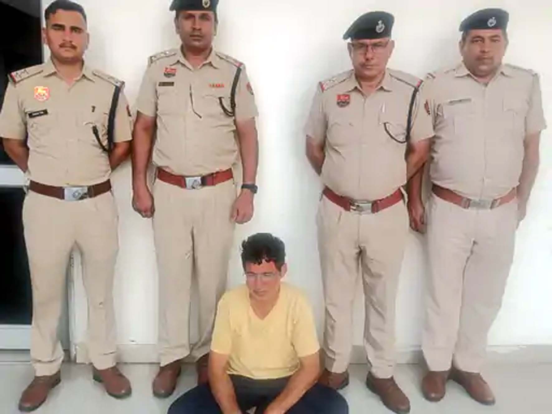पकड़ा गया असिस्टेंट प्रोफेसर। पकड़ा गया असिस्टेंट प्रोफेसर।