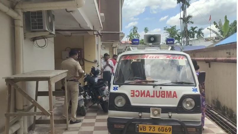 फ्लैट से महिला का फंदे से झूलता शव बरामद फ्लैट से महिला का फंदे से झूलता शव बरामद