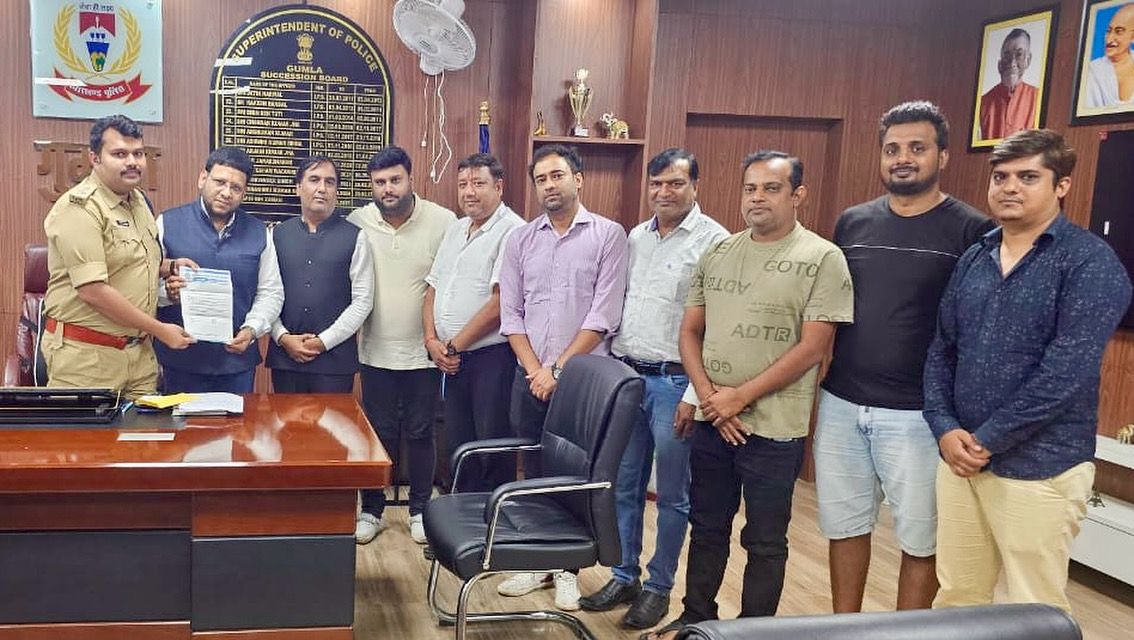 ज्ञापन सौंपते सदस्य ज्ञापन सौंपते सदस्य