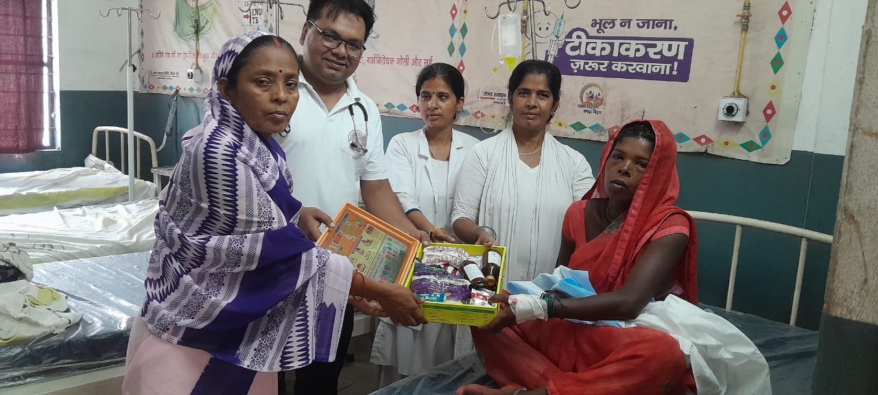 संस्थागत प्रसव कराने वाली माताओं को मिल रहा है जच्चा बच्चा किट संस्थागत प्रसव कराने वाली माताओं को मिल रहा है जच्चा बच्चा किट