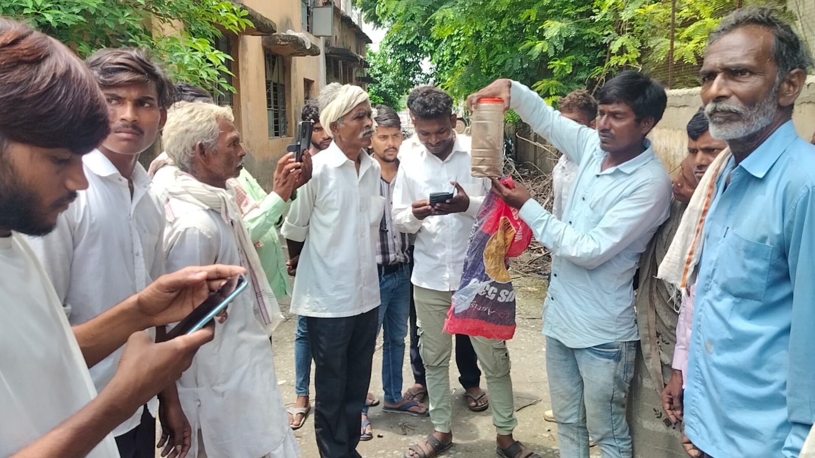 डिब्बे में बंद सांप को दिखाते मृत बालिका के परिजन डिब्बे में बंद सांप को दिखाते मृत बालिका के परिजन