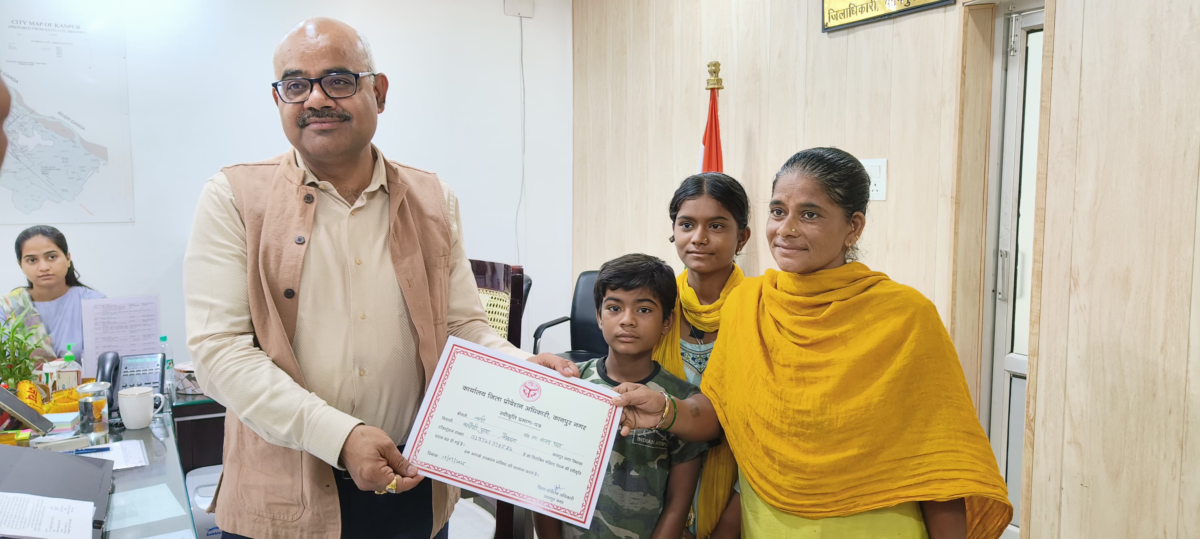 महिला को पेंशन Dएते जिलाधिकारी जितेंद्र प्रताप सिंह महिला को पेंशन Dएते जिलाधिकारी जितेंद्र प्रताप सिंह