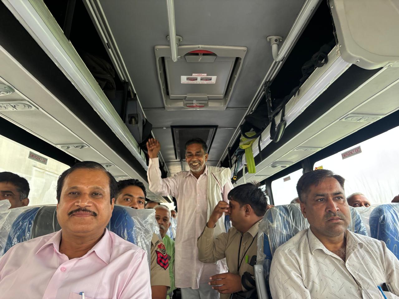 बावल से चंडीगढ़ के लिए चली एसी बस में विधायक डा.कृष्ण कुमार टिकट लेकर सफर करते हुए। बावल से चंडीगढ़ के लिए चली एसी बस में विधायक डा.कृष्ण कुमार टिकट लेकर सफर करते हुए।
