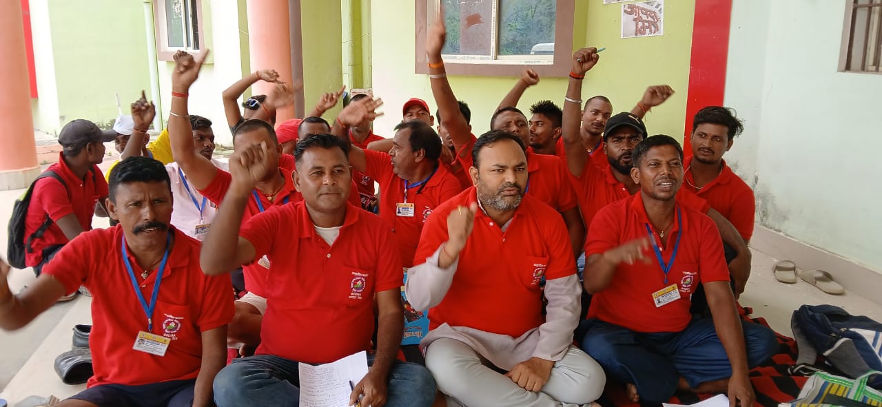 प्रदर्शन करते आपदा मित्र प्रदर्शन करते आपदा मित्र