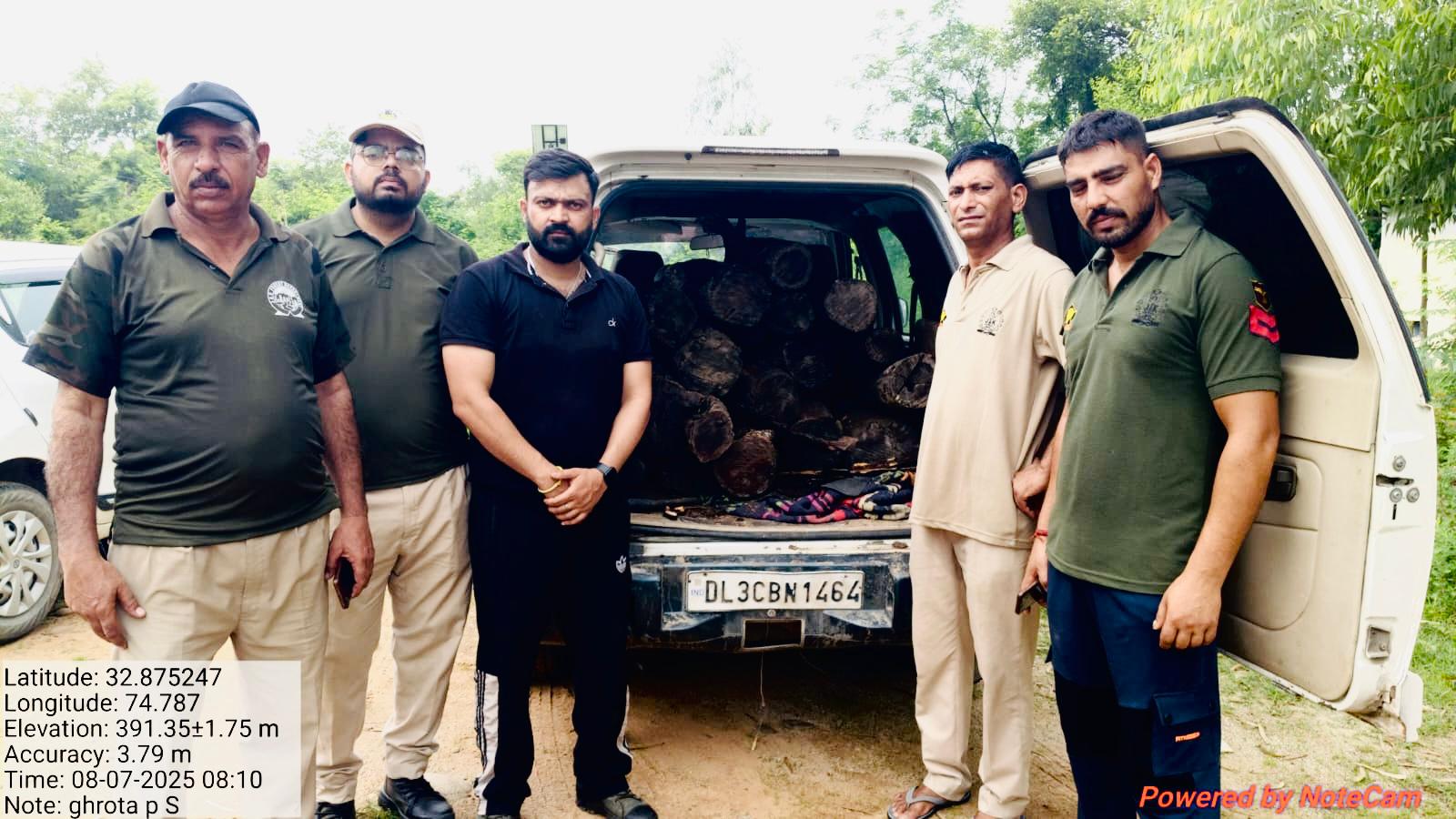 जम्मू पुलिस ने घरोटा में अवैध रूप से कटी हुई खैर की लकड़ी ले जा रहे वाहन को किया जब्त जम्मू पुलिस ने घरोटा में अवैध रूप से कटी हुई खैर की लकड़ी ले जा रहे वाहन को किया जब्त