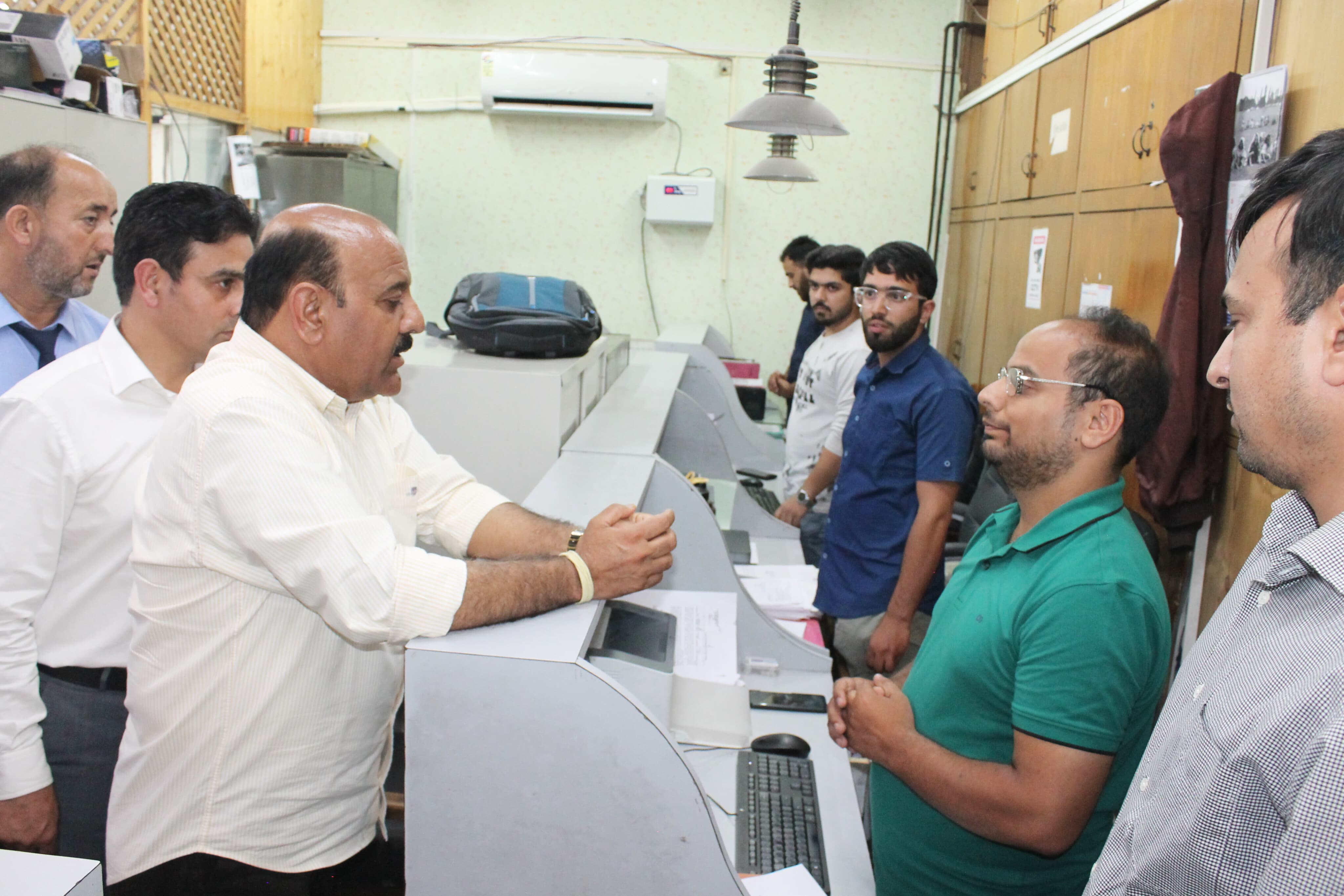कारयालयाें का निरीकशन करते डिपटी सीम््एम कारयालयाें का निरीकशन करते डिपटी सीम््एम