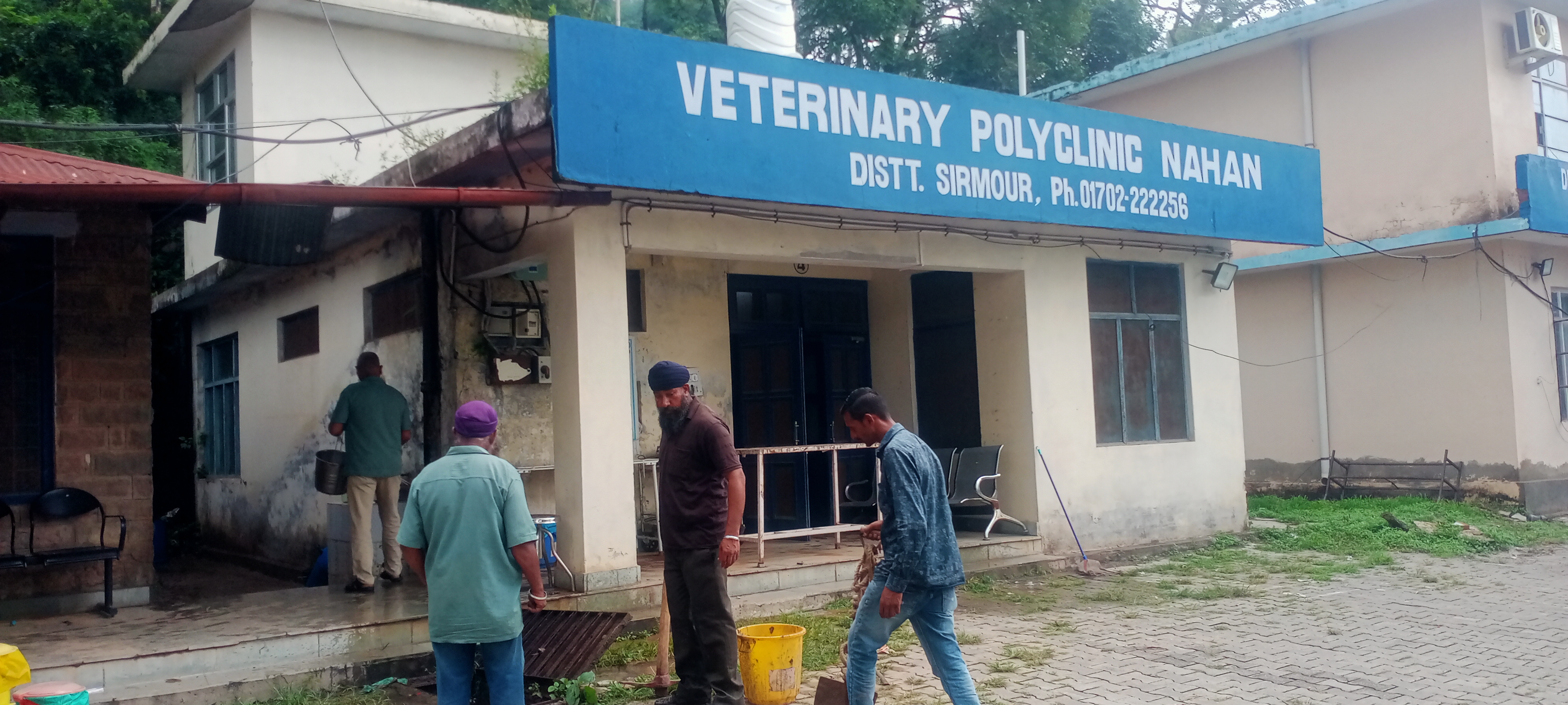 नाहन में रात हुई बारिश से पशुपालन अस्पताल में चारो तरफ मलबा व् पानी नाहन में रात हुई बारिश से पशुपालन अस्पताल में चारो तरफ मलबा व् पानी