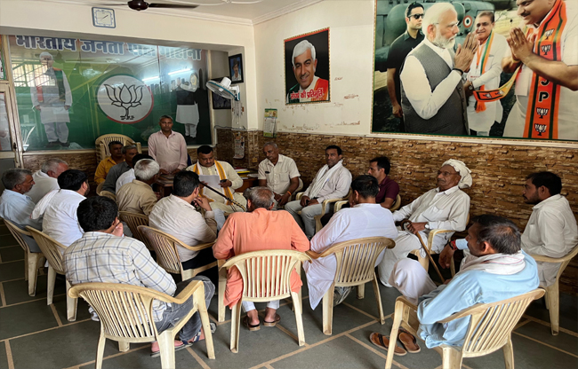 सोनीपत: गोहाना में जनसुवाई करते हुए भाजपा नेता प्रदीप सांगवान सोनीपत: गोहाना में जनसुवाई करते हुए भाजपा नेता प्रदीप सांगवान