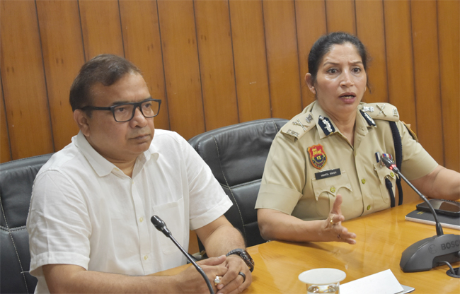 सोनीपत: पुलिस आयुक्त ममता सिंह व उपायुक्त सुशील सारवान बैठक की अध्यक्षता करते हुए सोनीपत: पुलिस आयुक्त ममता सिंह व उपायुक्त सुशील सारवान बैठक की अध्यक्षता करते हुए