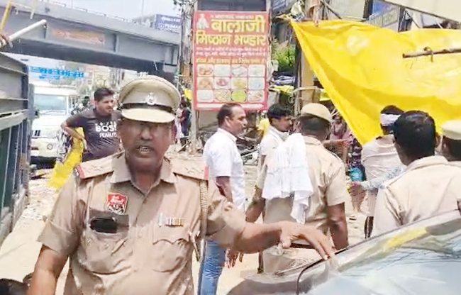 सोनीपत: बहालगढ़ चौक पर अतिक्रमण हटाओ अभियान चलाते हुए पुलिस अधिकारी सोनीपत: बहालगढ़ चौक पर अतिक्रमण हटाओ अभियान चलाते हुए पुलिस अधिकारी
